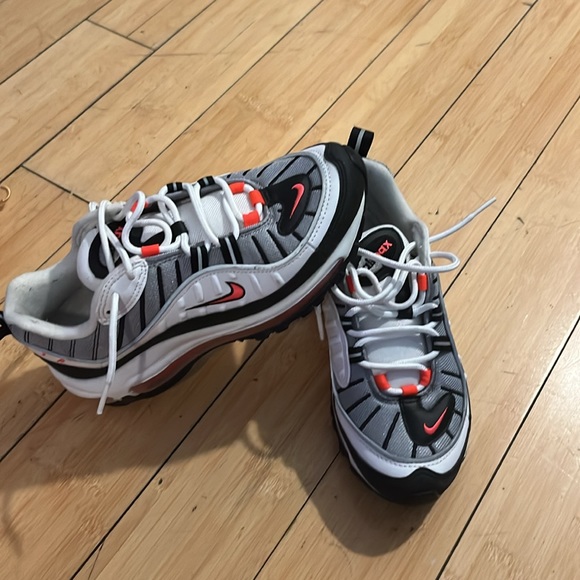 Air Max - Picture 2 of 4